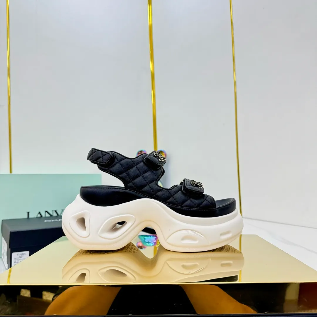 👟👟Ex-factory price 680👟👟 Top version... Chanel｜Chanel Xiaoxiang Velcro Beach Slippers Slippers Casual Beach Shoes 25ss Spring and Summer New Style! Beach shoes are a hit all over the internet! The latest model from the counter, I am still willing to buy it on my feet. It must be ranked among the most popular models. It is invincible in all seasons. Various bloggers and Internet celebrities can see the matching styles. Highly recommended. Pearlescent sheepskin upper, sheepskin lining, suede for feet. Original open-molded TPU outsole size: 35-40 (customized for 40 and 41). Full set of original packaging 👉 👉 👉 👉 👉